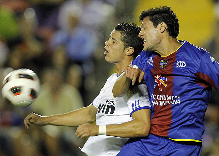 Footballeurs uruguayens dans l'histoire de Levante Nacho González Levante lesionado por Sergio Ramos