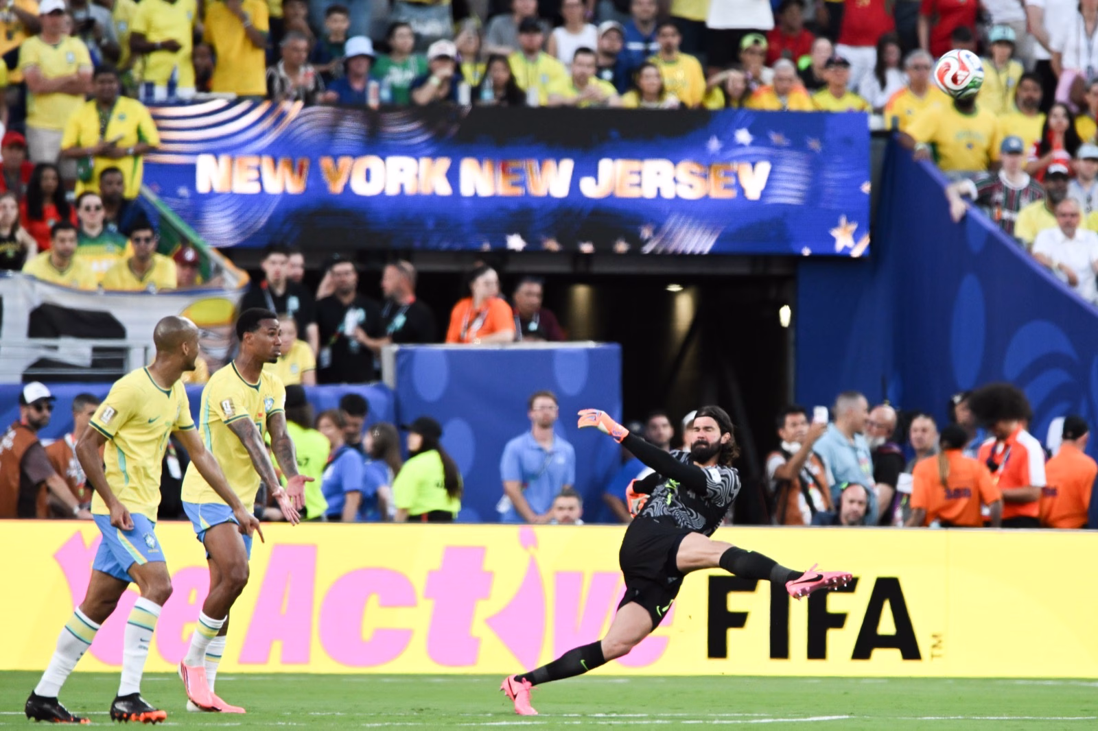 Alisson en el Brasil Marruecos del Mundial 2026 Alisson Becker pone el balón en juego durante el Brasil Marruecos del Mundial 2026