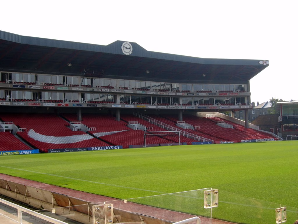 El Clock End de Highbury con el campo y las gradas antes de su cierre
