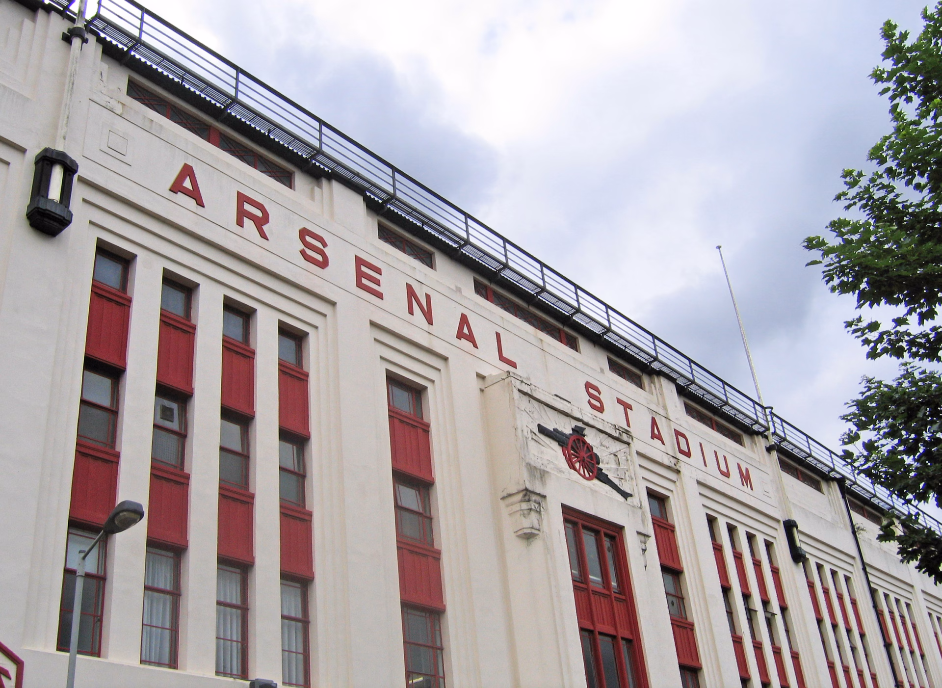 Fachada art déco de la tribuna este de Highbury en Avenell Road